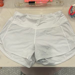 lululemon white speed up shorts 4 in size 4 great condition